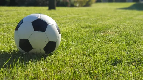 那不勒斯与AC米兰意甲次回合战成1-1平，吉鲁进球，奥斯梅恩扳平，AC米兰总分2-1晋级欧冠四强